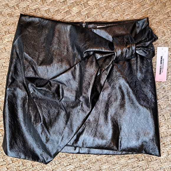 SUNSET & SPRING PATENT MINI SKIRT WITH DRAMATIC BOW, BLACK M - Picture 7 of 13